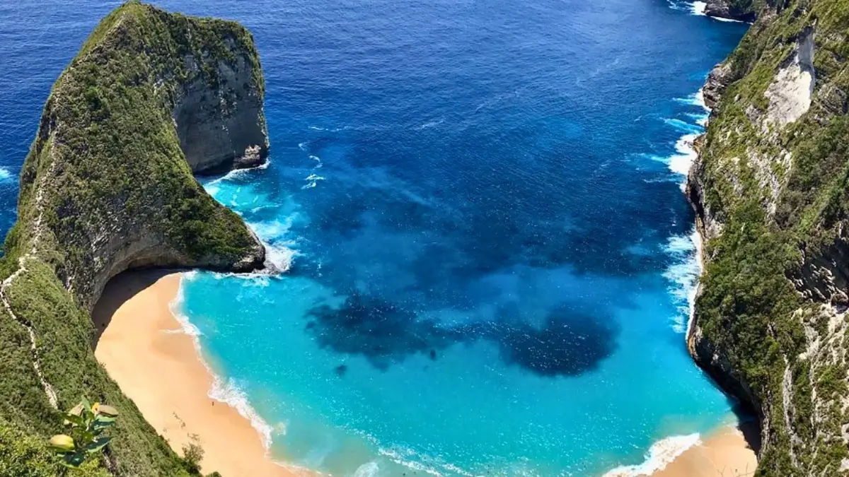 Kelingking Beach T-Rex cliff formation on Nusa Penida