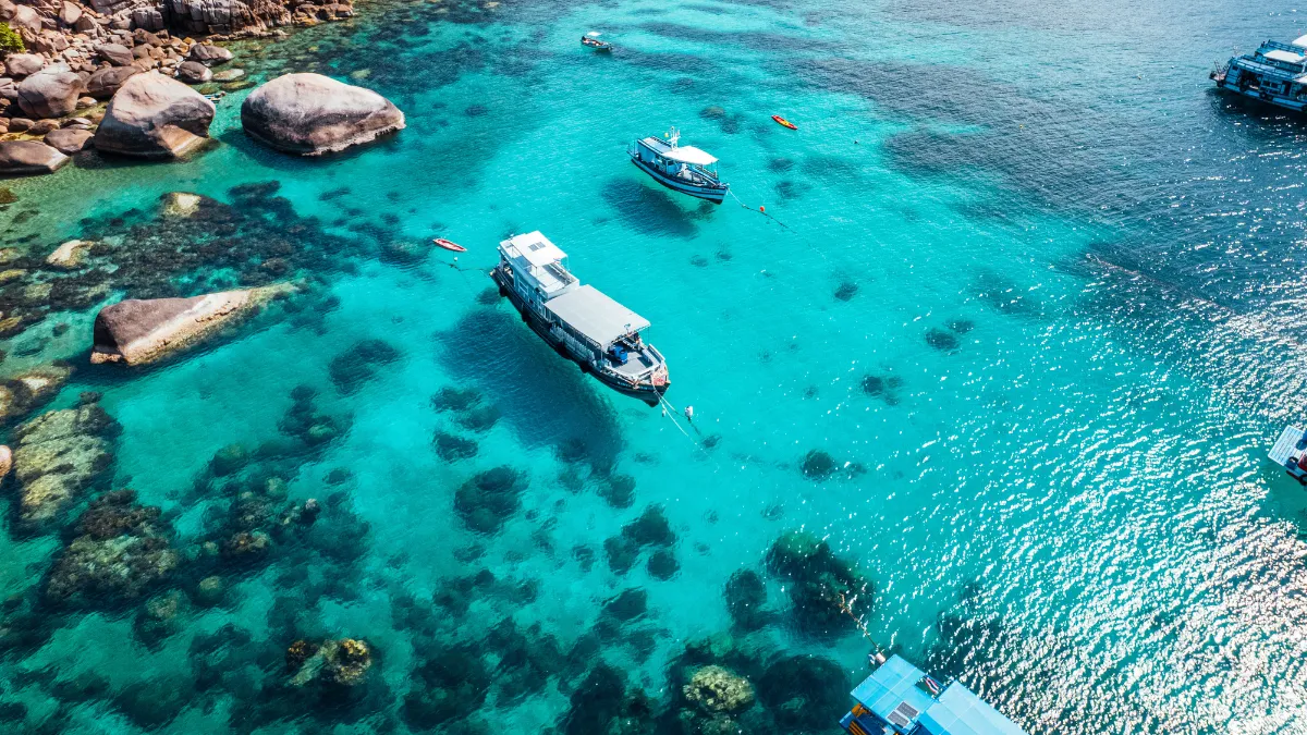4 Day Koh Tao Itinerary, Boats and Crystal Clear Waters at the Bay Dive Site in Koh Tao