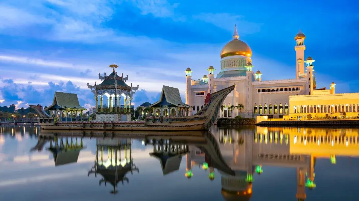Beautiful Landscape of Omar Ali Saifuddien Mosque in Bandar Seri Begawan, Brunei - solo female travel destination 2026