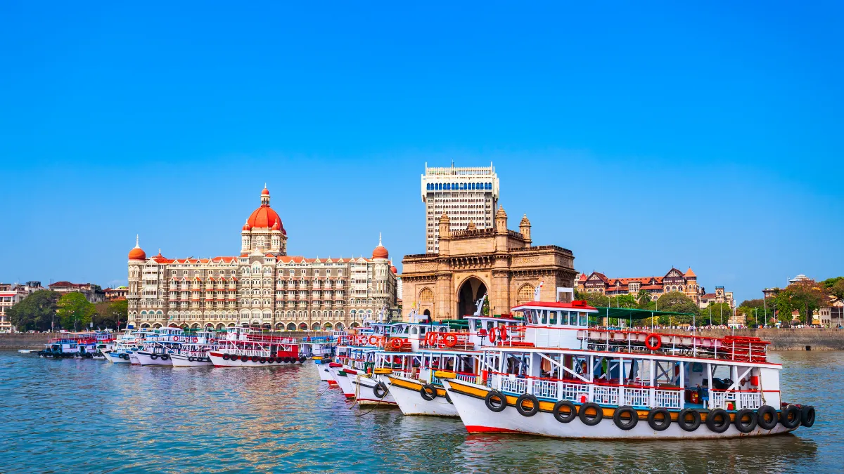 Gateway of India in Mumbai (with Taj Mahal Palace hotel)