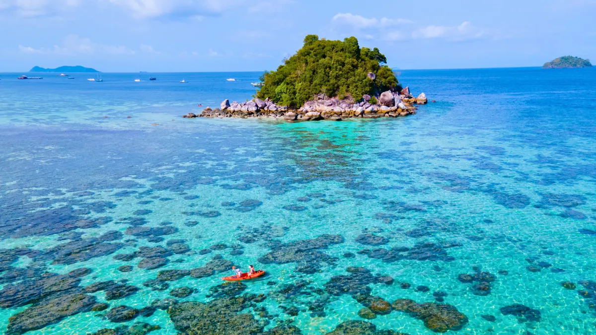 Kayaking past Koh Kray off the Island Koh Lipe