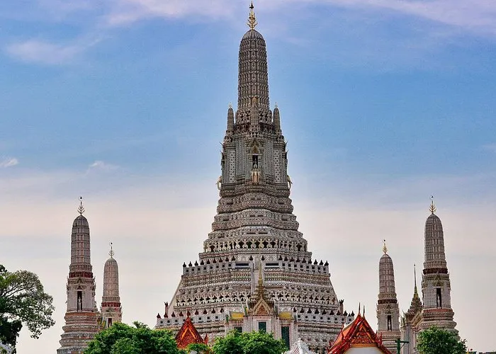 Grand Palace & Temples of Bangkok with experienced guide