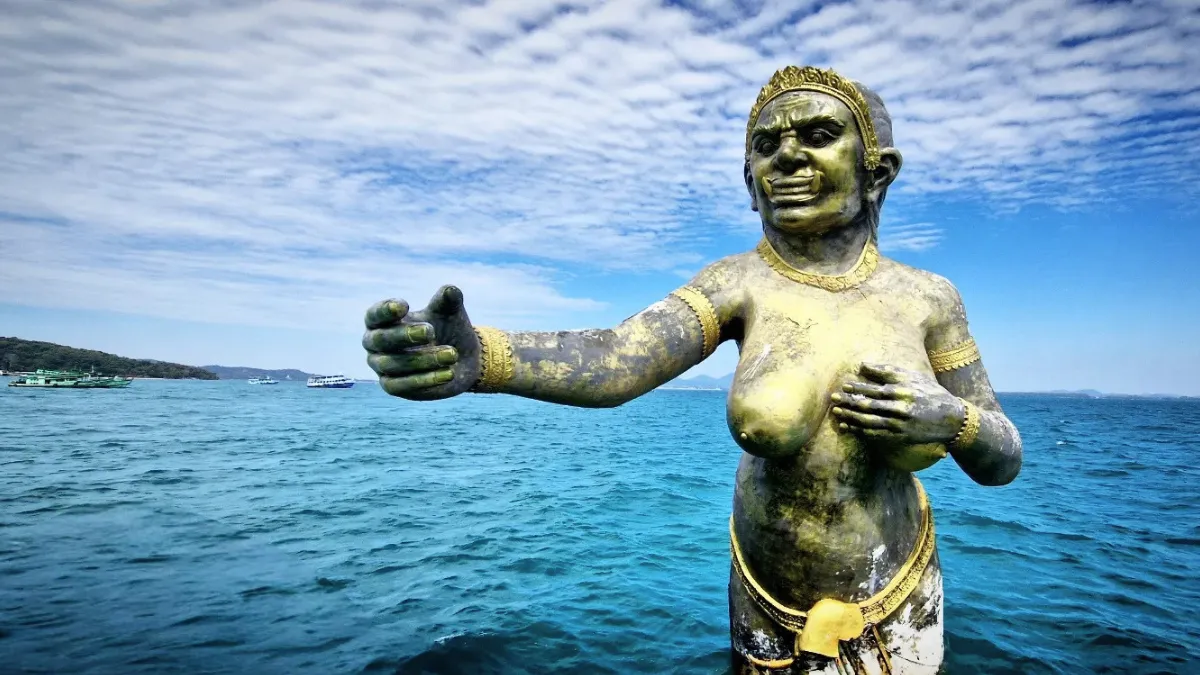 Disguised as a beautiful woman the sea ogress, Nang Phisuea Samut, captures Prince Aphai Mani and holds him captive in an underwater cave where they have a son