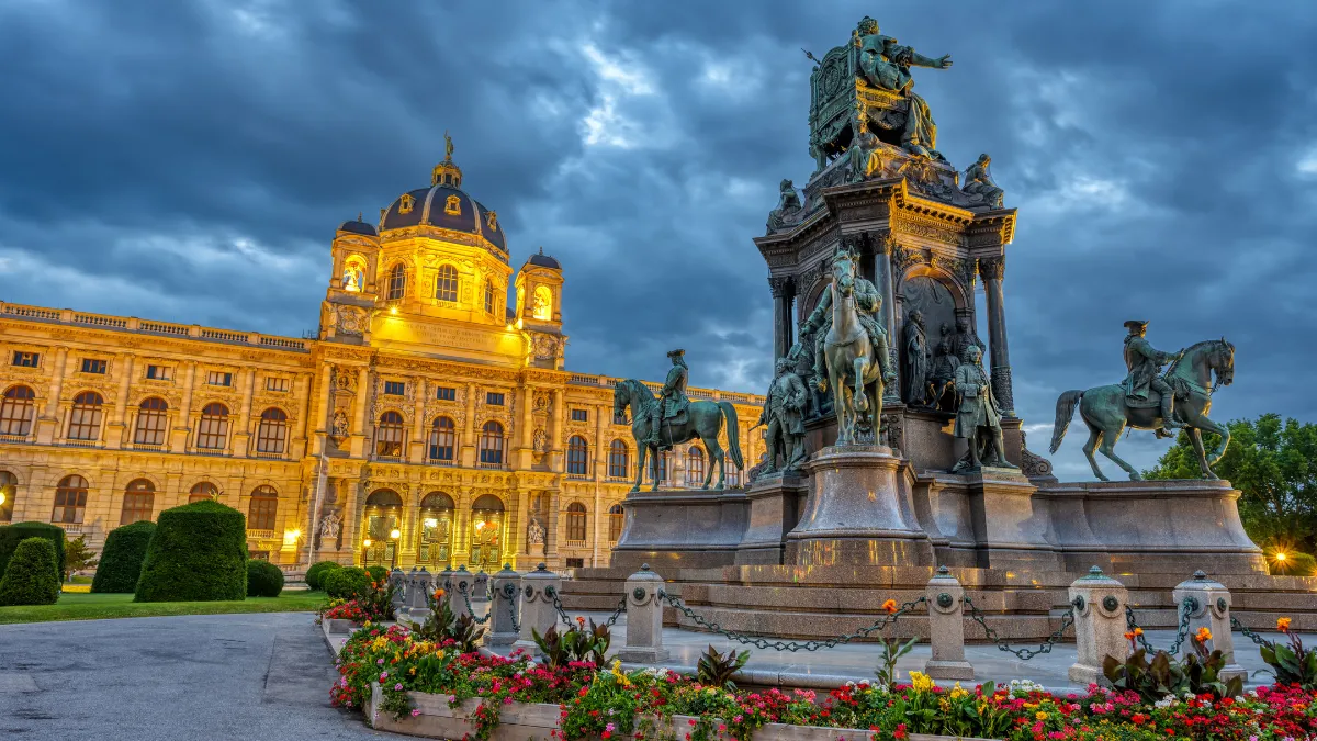 Kunsthistorisches Museum with the statue of Maria Theresa - Vienna Travel Guide