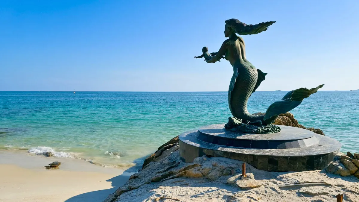 The Mermaid's Rescue Prince Aphai Mani is helped by a kind mermaid who guides him and his son to safety on a magical island - Koh Samet