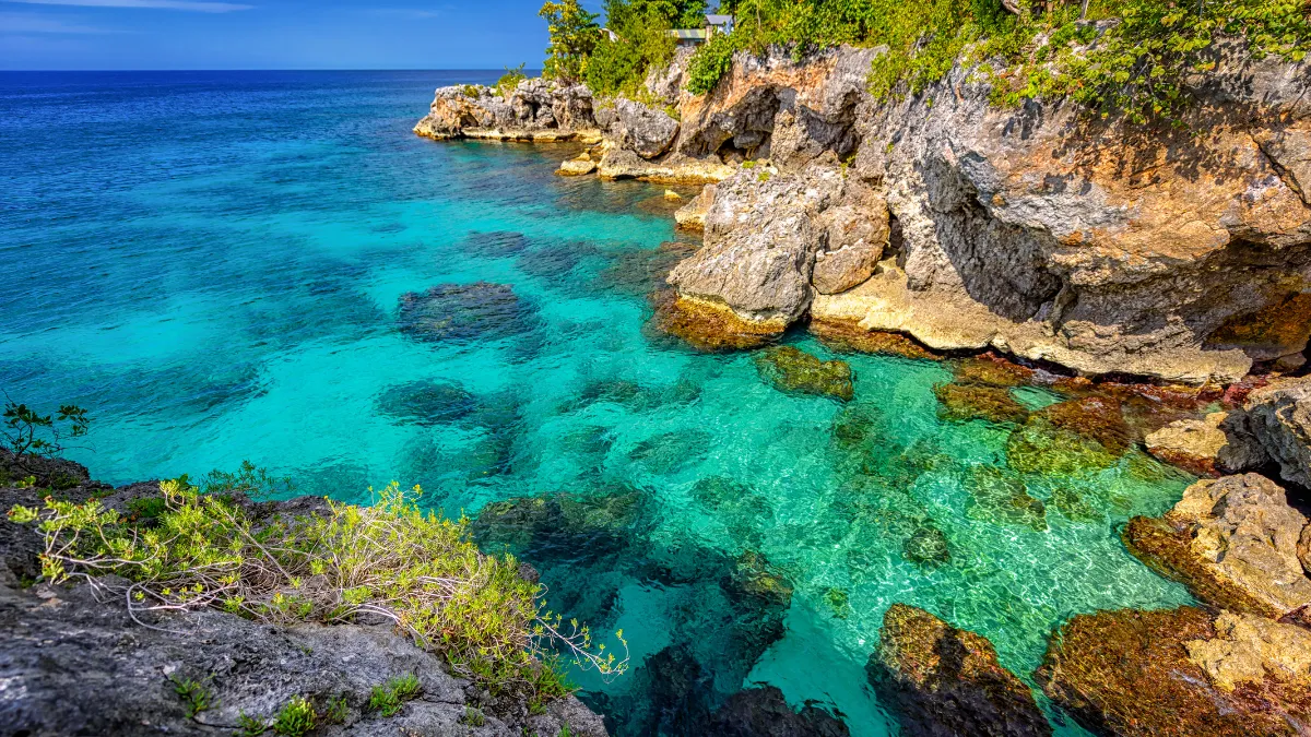 Ocean near Negril Jamaica. Guide to the best caribbean islands.