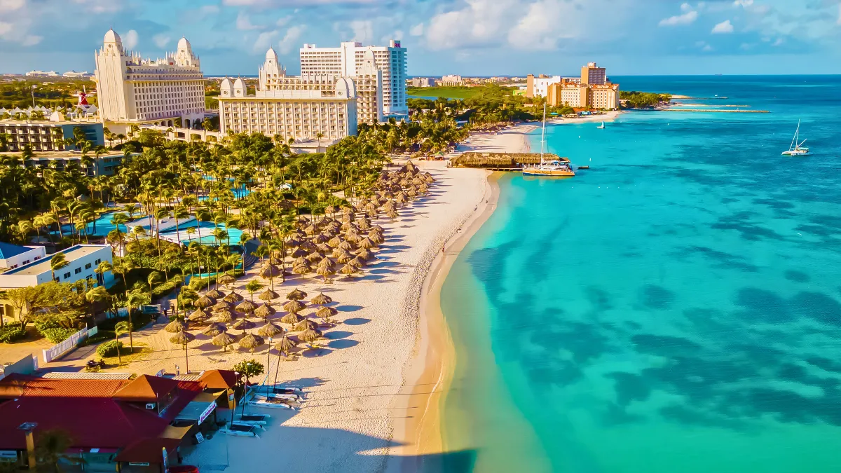 Palm Trees, Resorts snd white sand - Palm Beach, Aruba