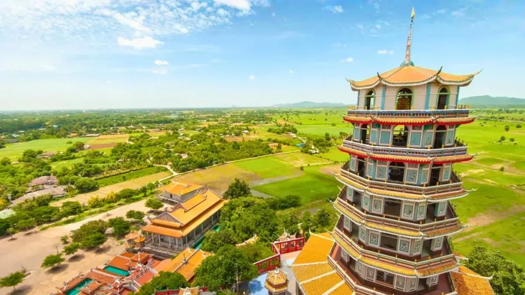 Wat Tham Khao Noi
