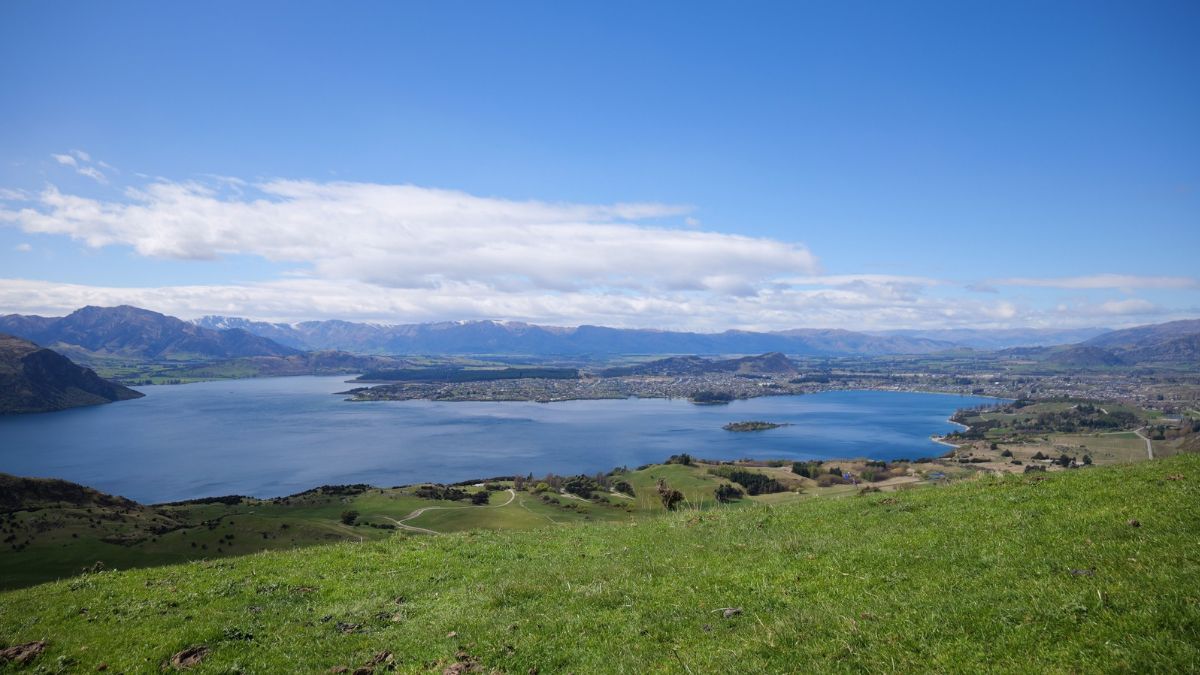 Lake Wānaka and township under clear blue sky