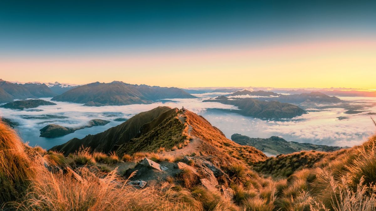 Sunrise at the summit of Roys Peak and cloud over Wānaka