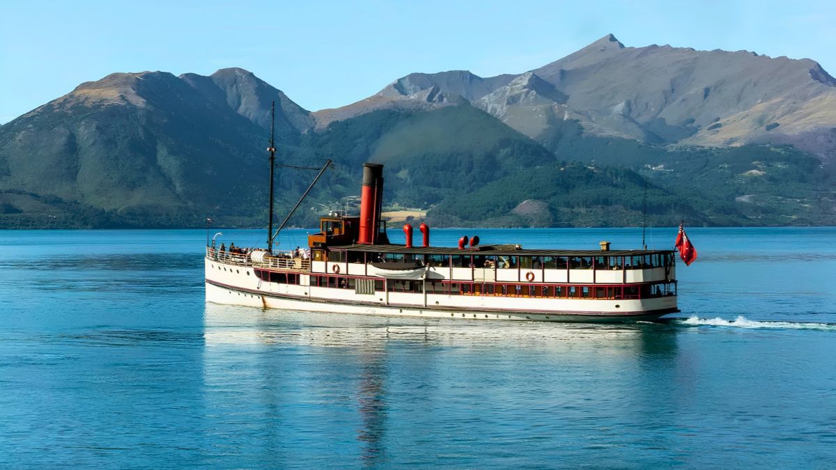 The TSS Earnslaw crosses Lake Whakatipu in front of the Remarkables